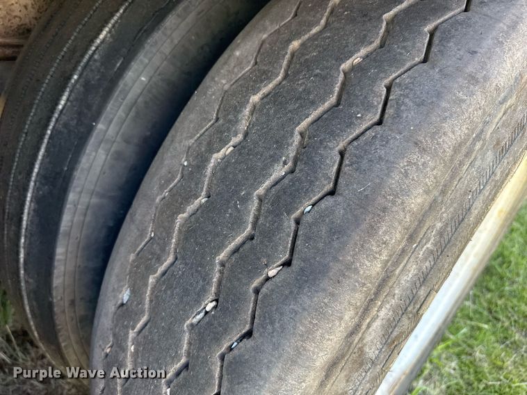 image for item DZ8629 2004 Wilson DWH-500 grain trailer