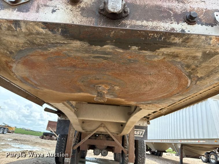 image for item DZ8746 2005 East end dump trailer