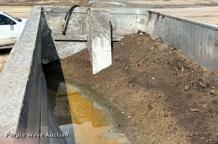 image for item DZ8746 2005 East end dump trailer