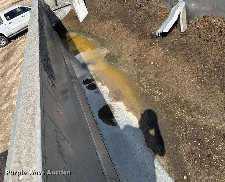 image for item DZ8746 2005 East end dump trailer