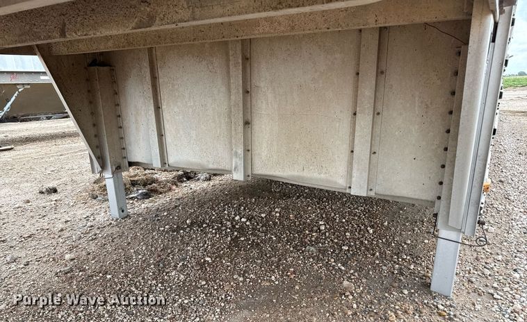 image for item DZ8748 1978 Wilson livestock trailer