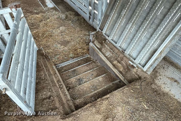 image for item DZ8748 1978 Wilson livestock trailer