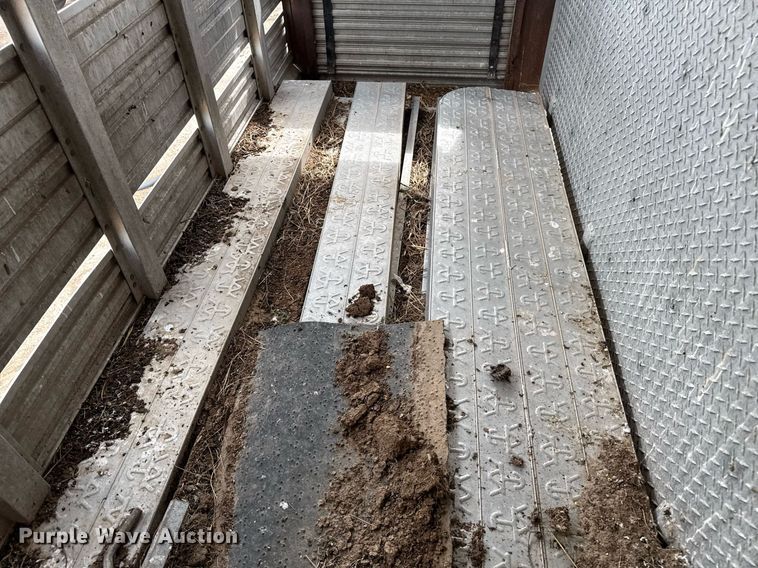 image for item DZ8748 1978 Wilson livestock trailer