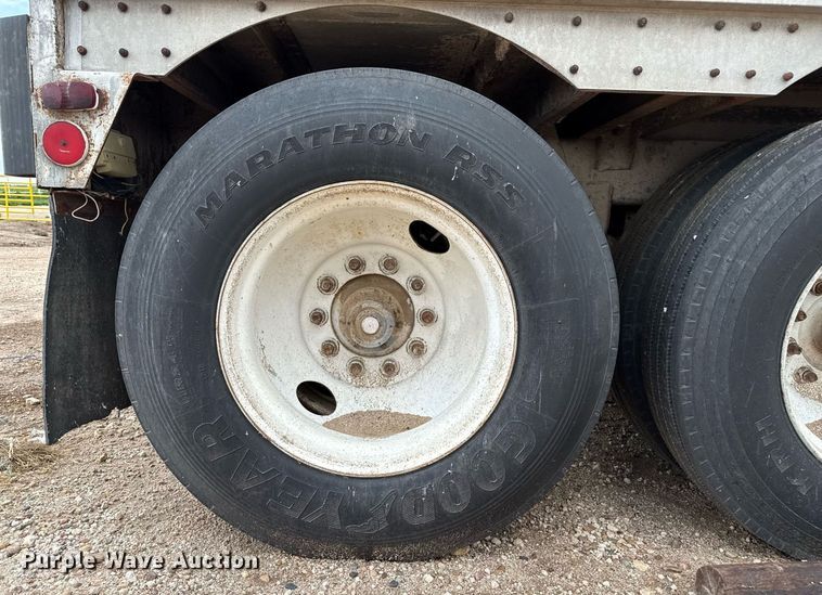 image for item DZ8748 1978 Wilson livestock trailer