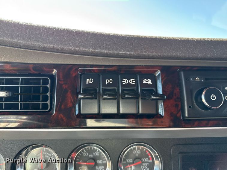 image for item DZ8771 2016 Kenworth T660 semi truck