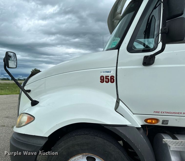 image for item EB2797 2010 International Prostar truck cab and chassis