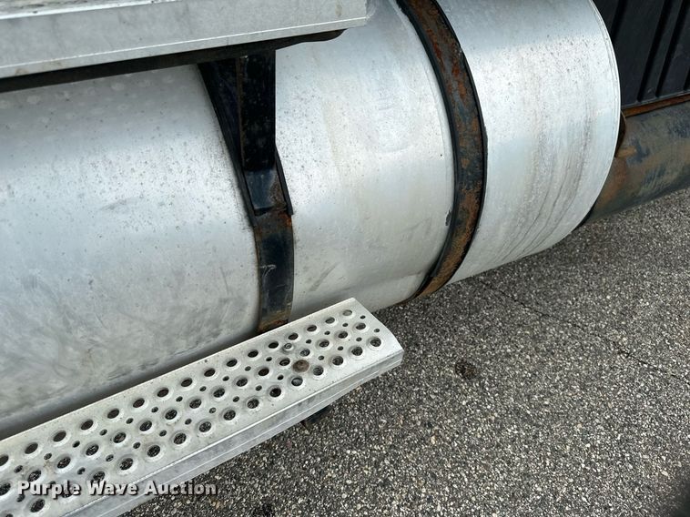 image for item EB2797 2010 International Prostar truck cab and chassis