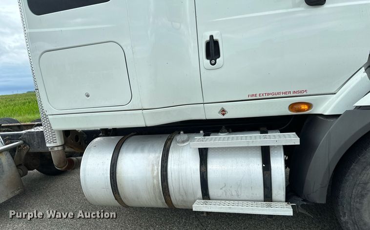 image for item EB2797 2010 International Prostar truck cab and chassis