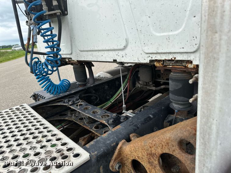 image for item EB2797 2010 International Prostar truck cab and chassis