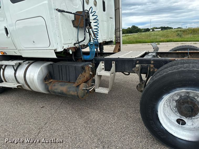 image for item EB2797 2010 International Prostar truck cab and chassis