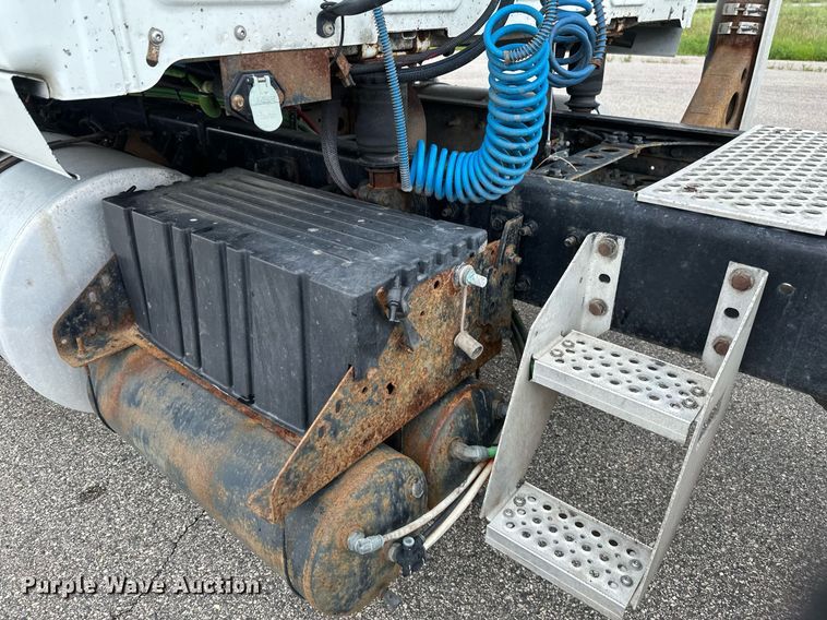 image for item EB2797 2010 International Prostar truck cab and chassis