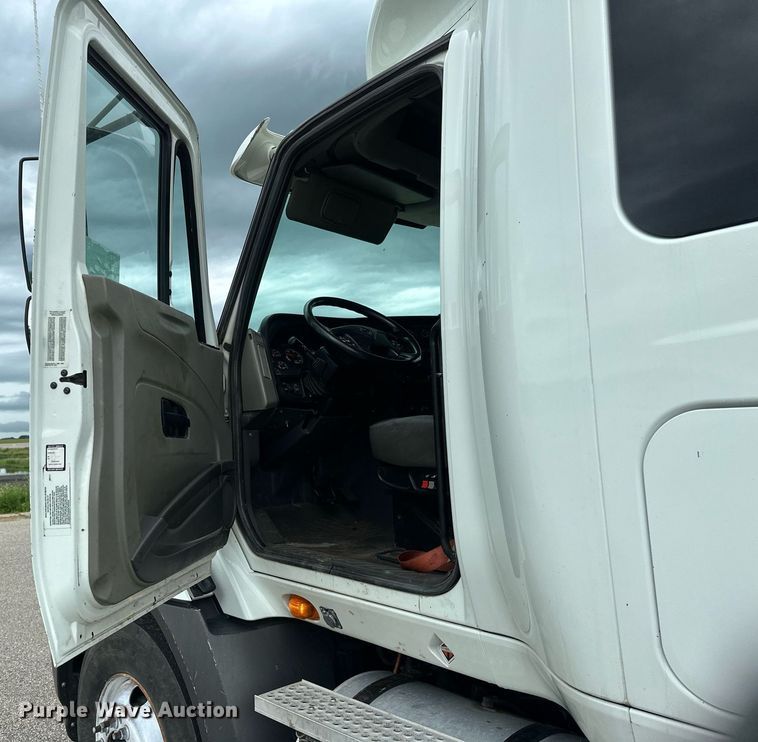 image for item EB2797 2010 International Prostar truck cab and chassis