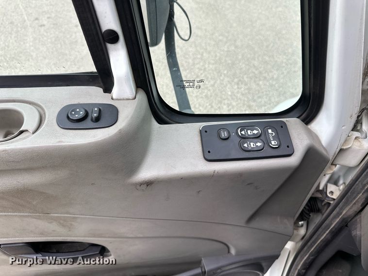 image for item EB2797 2010 International Prostar truck cab and chassis