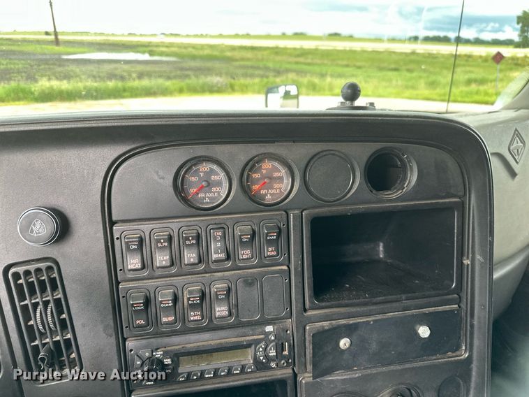 image for item EB2797 2010 International Prostar truck cab and chassis