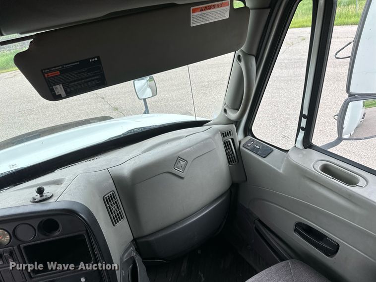 image for item EB2797 2010 International Prostar truck cab and chassis