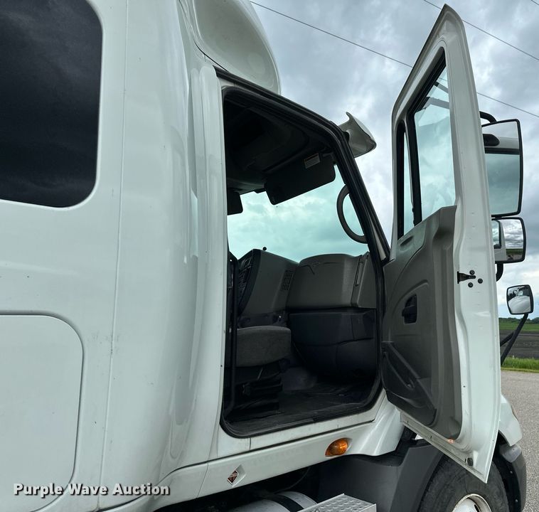 image for item EB2797 2010 International Prostar truck cab and chassis