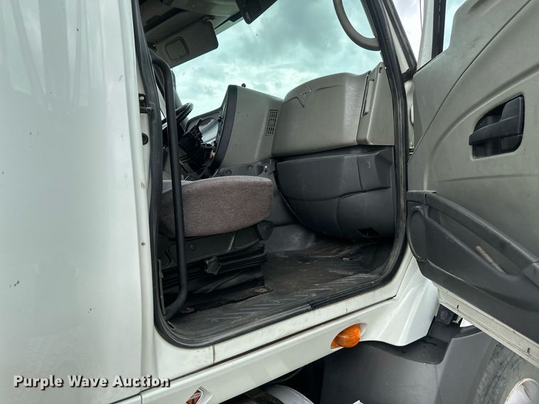image for item EB2797 2010 International Prostar truck cab and chassis