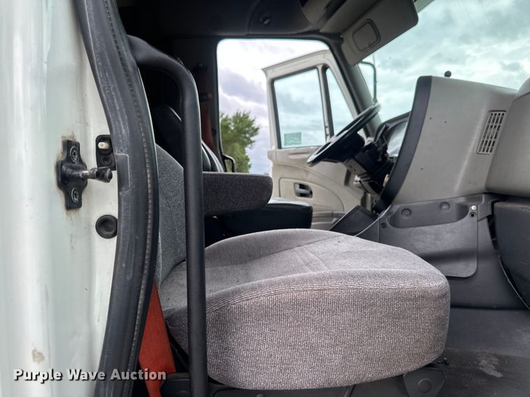 image for item EB2797 2010 International Prostar truck cab and chassis