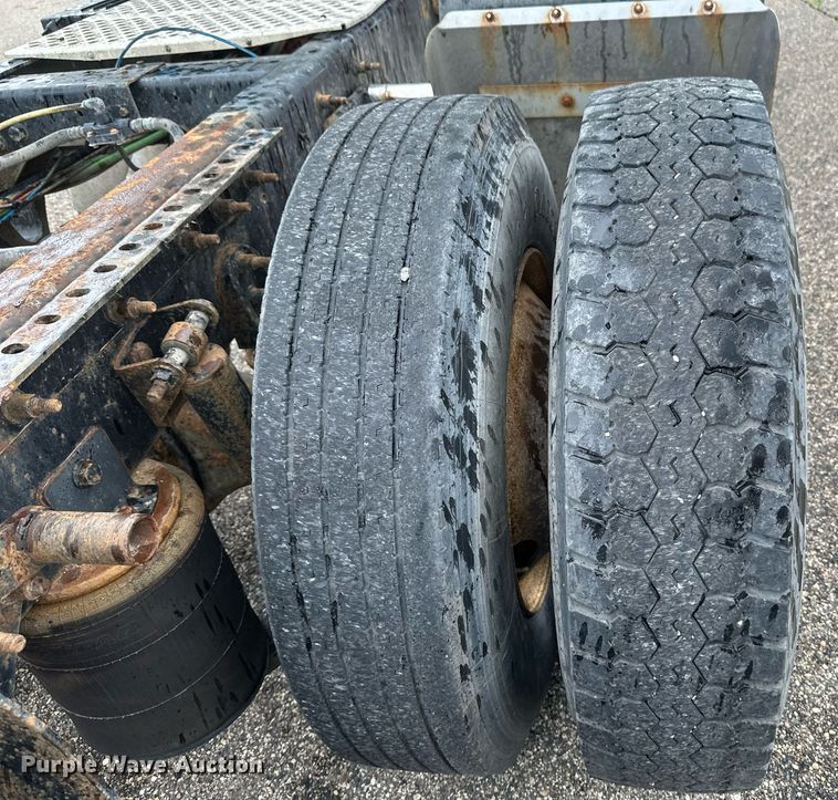 image for item EB2797 2010 International Prostar truck cab and chassis