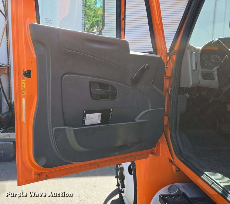 image for item EC0979 2012 International 4300  box truck