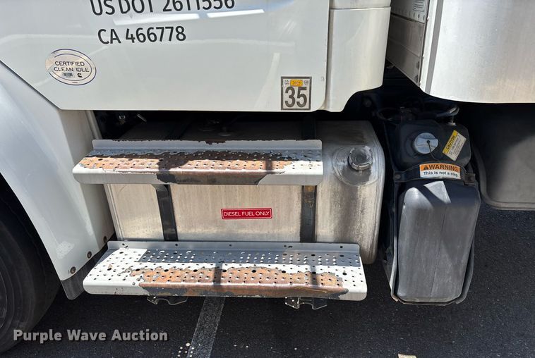 image for item EC1084 2014 Freightliner M2106 box truck