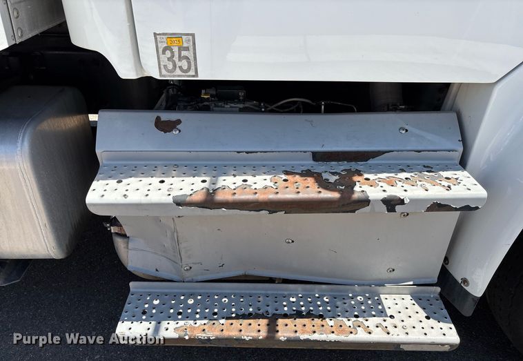 image for item EC1084 2014 Freightliner M2106 box truck