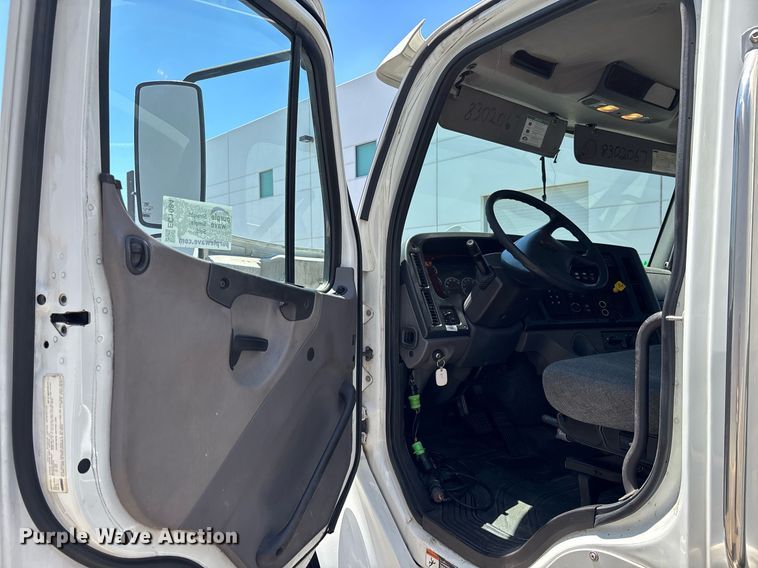 image for item EC1084 2014 Freightliner M2106 box truck