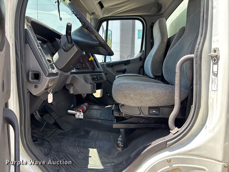 image for item EC1084 2014 Freightliner M2106 box truck