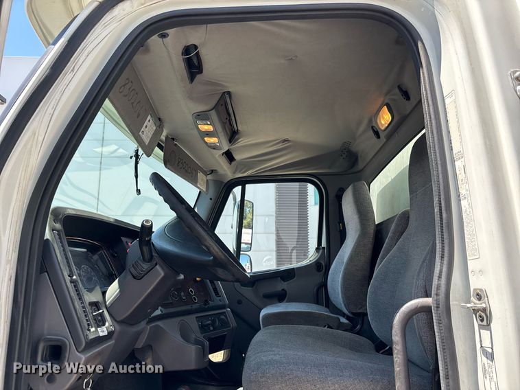 image for item EC1084 2014 Freightliner M2106 box truck