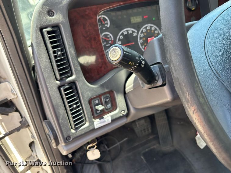 image for item EC1084 2014 Freightliner M2106 box truck