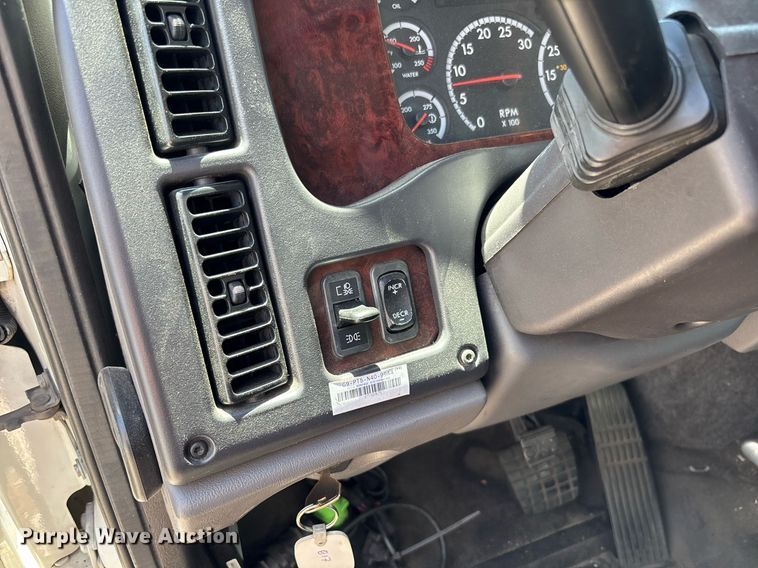 image for item EC1084 2014 Freightliner M2106 box truck