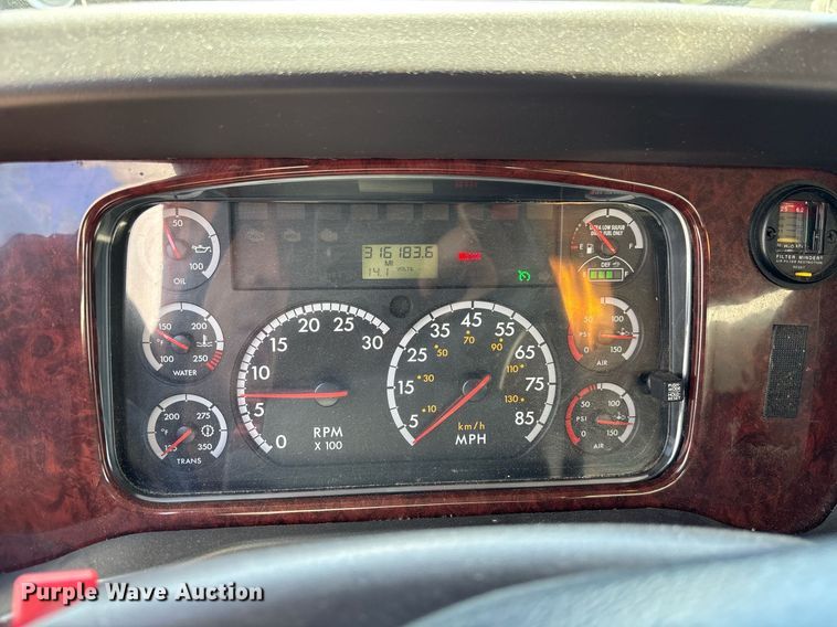 image for item EC1084 2014 Freightliner M2106 box truck