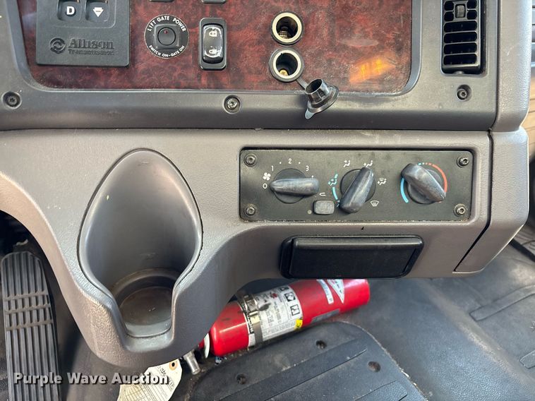 image for item EC1084 2014 Freightliner M2106 box truck