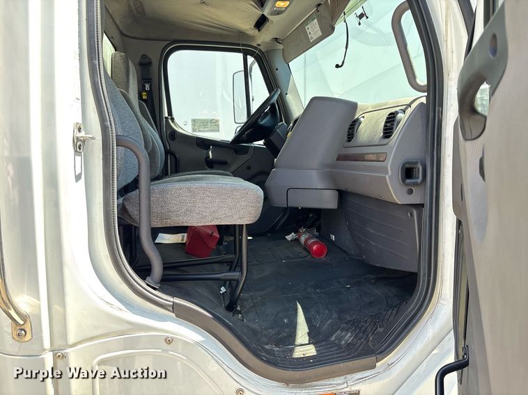 image for item EC1084 2014 Freightliner M2106 box truck