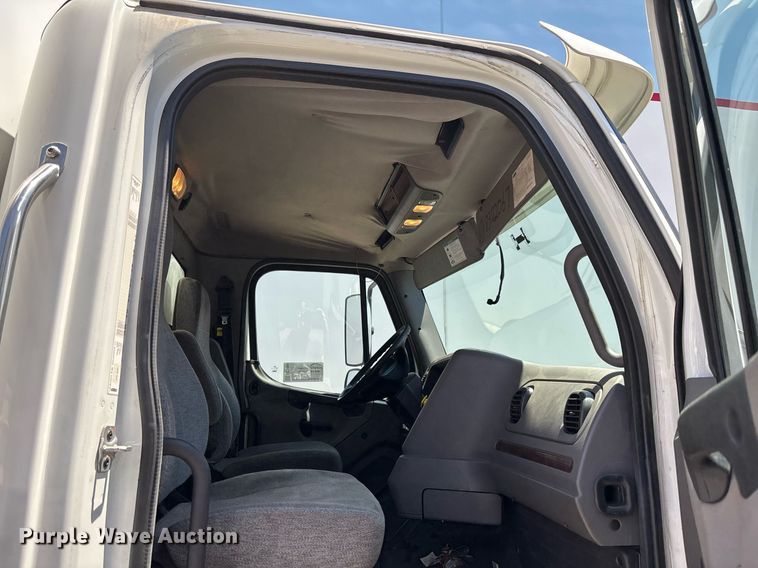 image for item EC1084 2014 Freightliner M2106 box truck