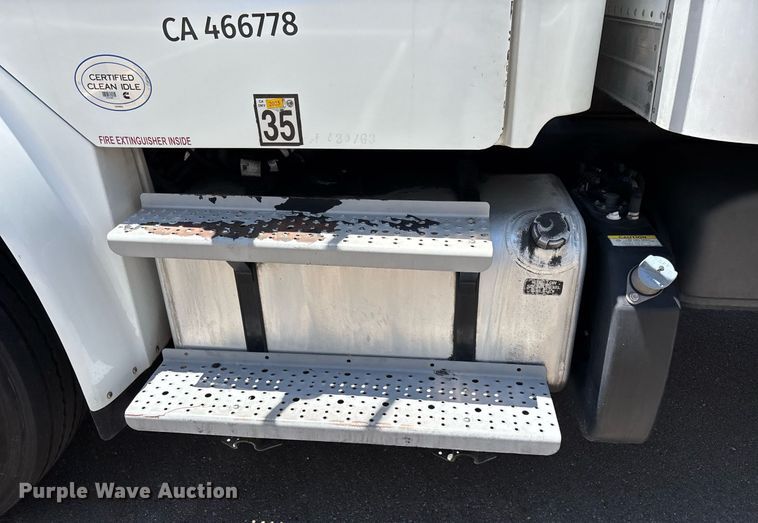 image for item EC1087 2013 Freightliner M2106 box truck