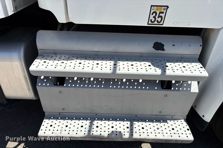 image for item EC1087 2013 Freightliner M2106 box truck