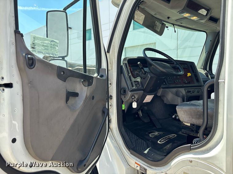 image for item EC1087 2013 Freightliner M2106 box truck