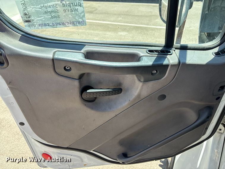 image for item EC1087 2013 Freightliner M2106 box truck