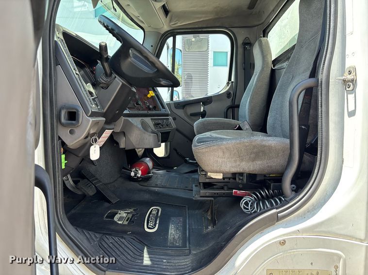 image for item EC1087 2013 Freightliner M2106 box truck