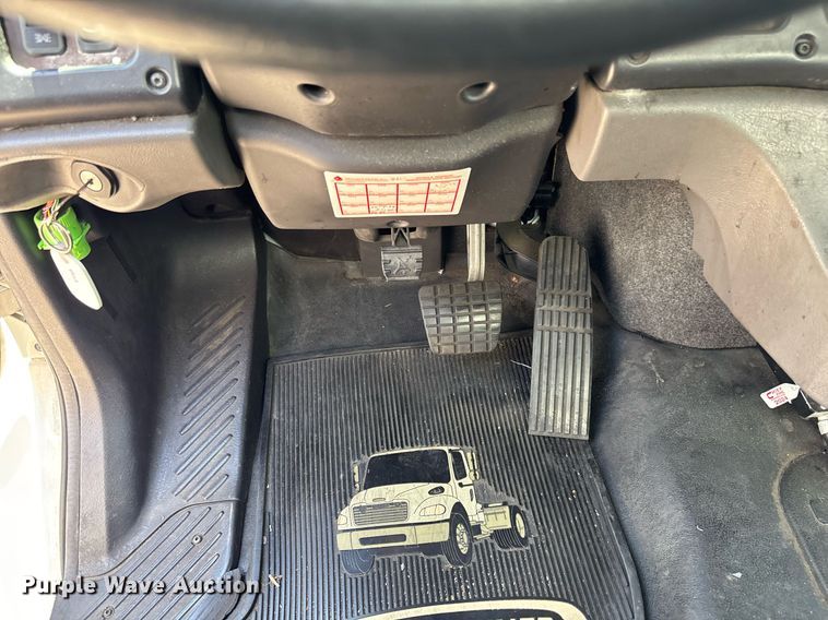 image for item EC1087 2013 Freightliner M2106 box truck