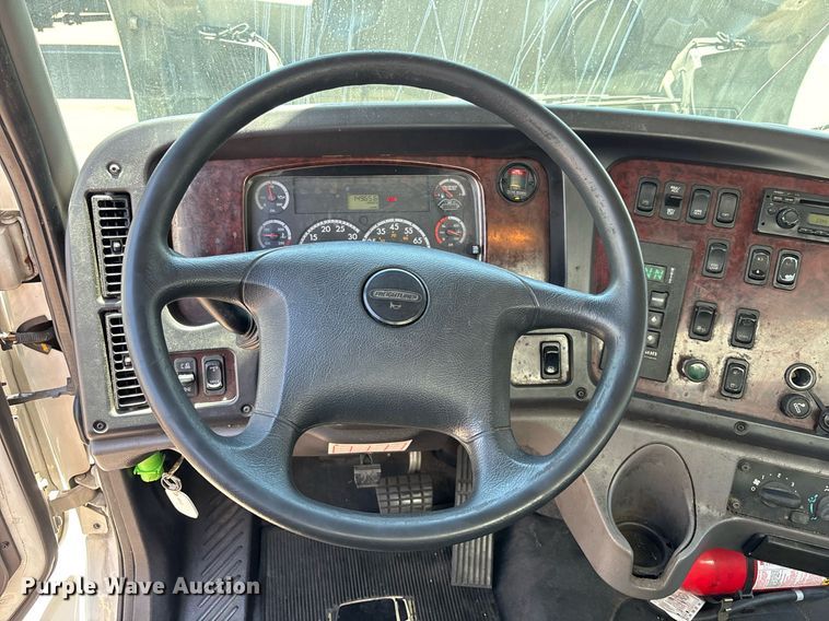 image for item EC1087 2013 Freightliner M2106 box truck