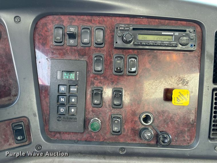 image for item EC1087 2013 Freightliner M2106 box truck