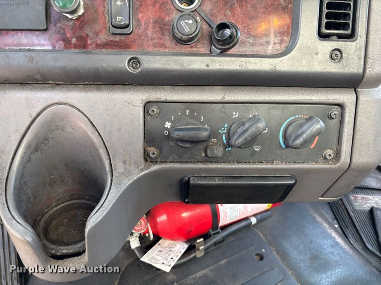 image for item EC1087 2013 Freightliner M2106 box truck