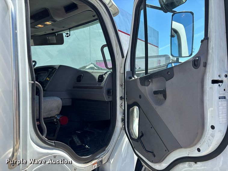 image for item EC1087 2013 Freightliner M2106 box truck