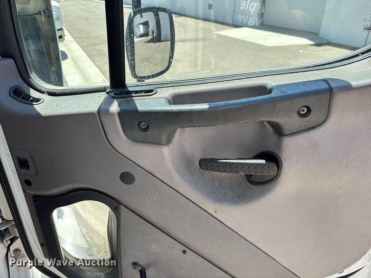 image for item EC1087 2013 Freightliner M2106 box truck