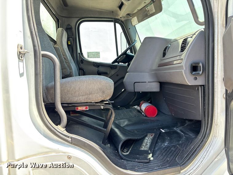 image for item EC1087 2013 Freightliner M2106 box truck