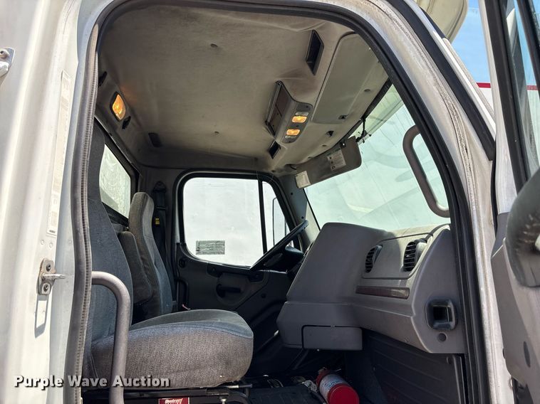 image for item EC1087 2013 Freightliner M2106 box truck