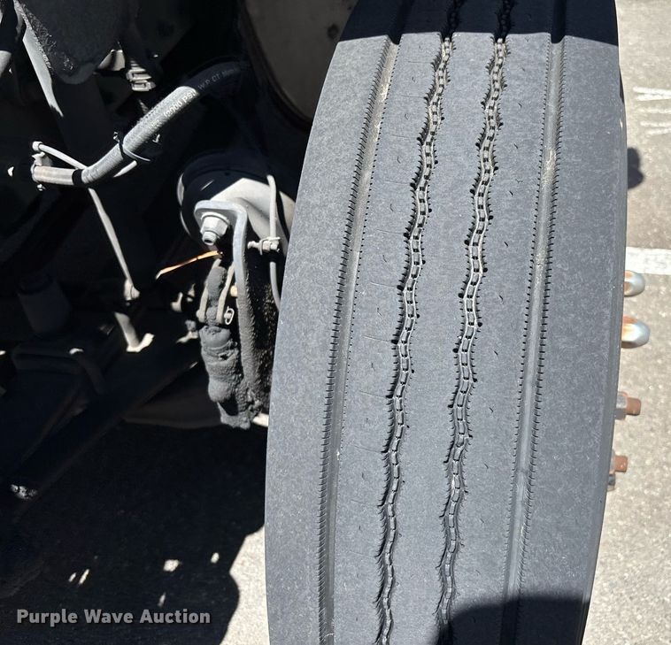 image for item EC1087 2013 Freightliner M2106 box truck