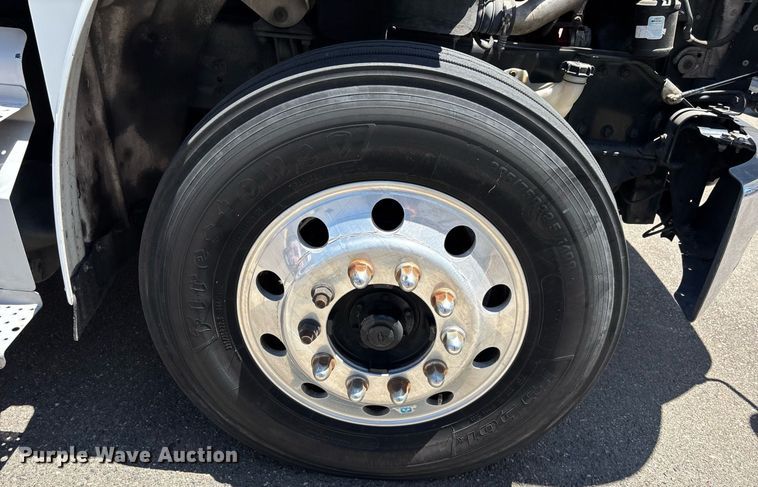 image for item EC1087 2013 Freightliner M2106 box truck